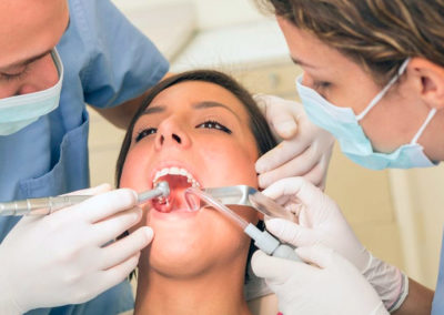 ¿Qué tareas realiza la figura del auxiliar en los tratamientos de ortodoncia?